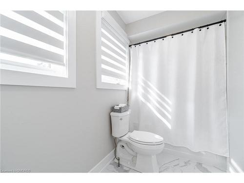 800 Clements Drive, Milton, ON - Indoor Photo Showing Bathroom