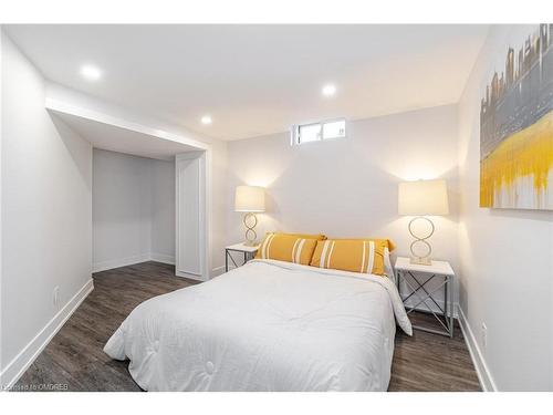 800 Clements Drive, Milton, ON - Indoor Photo Showing Bedroom