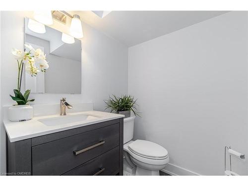 800 Clements Drive, Milton, ON - Indoor Photo Showing Bathroom