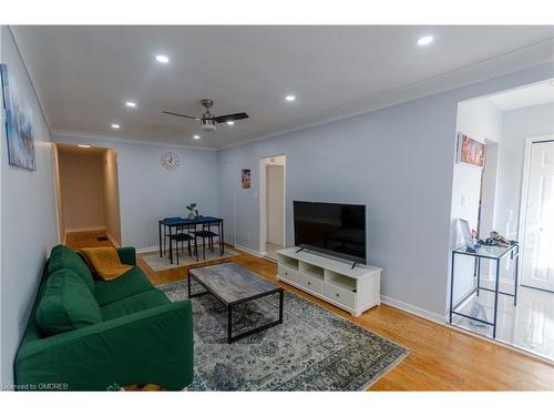 2389 Barclay Road, Burlington, ON - Indoor Photo Showing Living Room