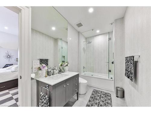 1420 Stavebank Road, Mississauga, ON - Indoor Photo Showing Bathroom