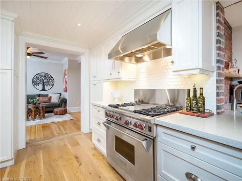 22 Mary Street, Milton, ON - Indoor Photo Showing Kitchen With Upgraded Kitchen