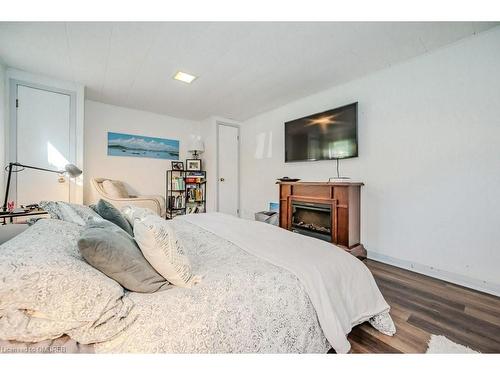 2126 Parkway Drive, Burlington, ON - Indoor Photo Showing Bedroom