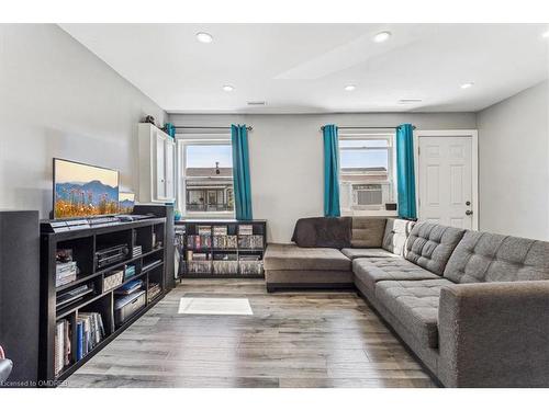 36 Sherbourne Street, St. Catharines, ON - Indoor Photo Showing Living Room