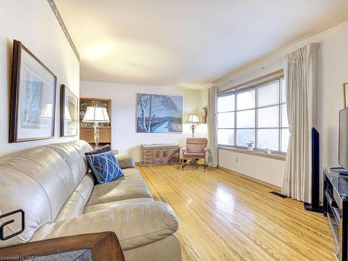62 Mountbatten Drive, Hamilton, ON - Indoor Photo Showing Living Room