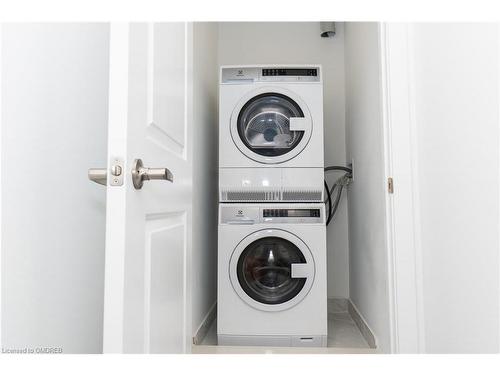 228-3070 Sixth Line, Oakville, ON - Indoor Photo Showing Laundry Room