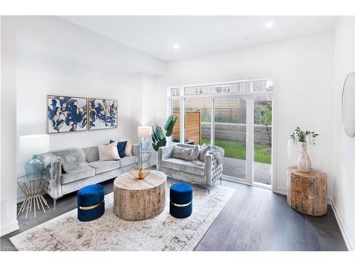 228-3070 Sixth Line, Oakville, ON - Indoor Photo Showing Living Room