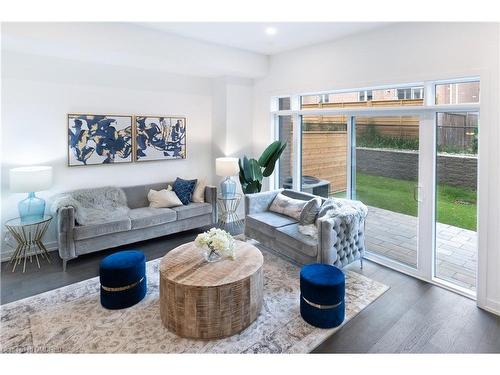 228-3070 Sixth Line, Oakville, ON - Indoor Photo Showing Living Room