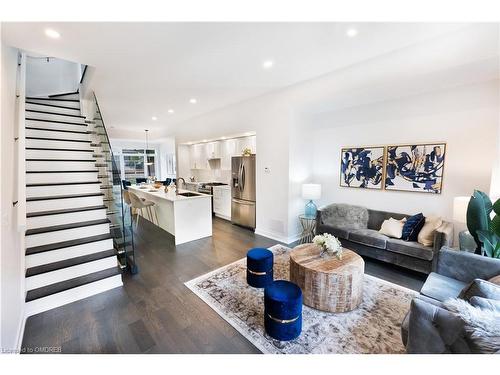 228-3070 Sixth Line, Oakville, ON - Indoor Photo Showing Living Room