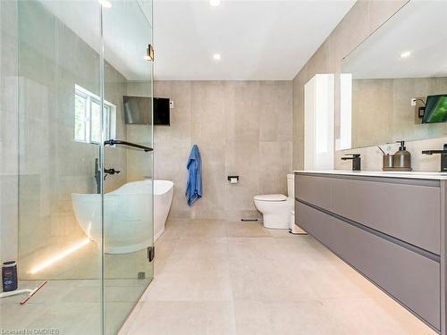 35 Woodlawn Court, Dundas, ON - Indoor Photo Showing Bathroom