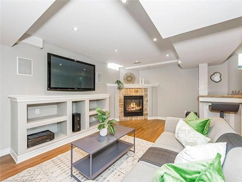 35 Woodlawn Court, Dundas, ON - Indoor Photo Showing Living Room With Fireplace