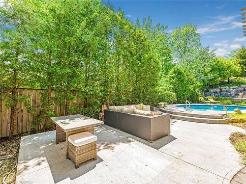 35 Woodlawn Court, Dundas, ON - Outdoor With Backyard