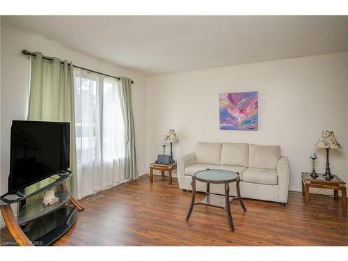 70 Aylmer Crescent, Stoney Creek, ON - Indoor Photo Showing Living Room