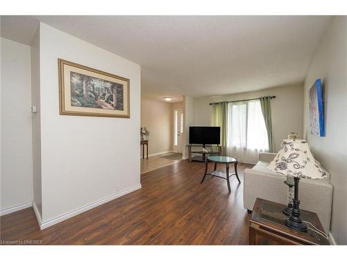 70 Aylmer Crescent, Stoney Creek, ON - Indoor Photo Showing Living Room