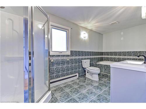 34 South Oval, Hamilton, ON - Indoor Photo Showing Bathroom
