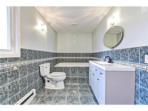 34 South Oval, Hamilton, ON - Indoor Photo Showing Bathroom
