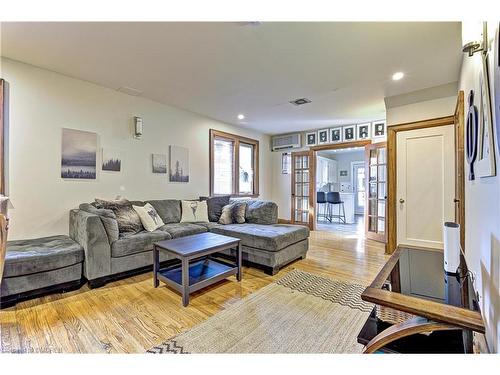 34 South Oval, Hamilton, ON - Indoor Photo Showing Living Room