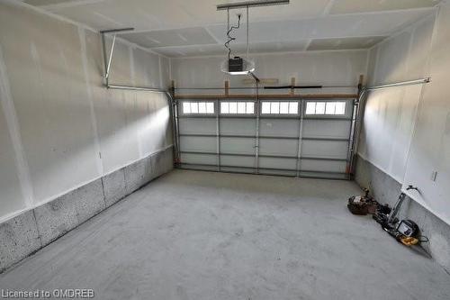29 Kelso Drive, Caledonia, ON - Indoor Photo Showing Garage
