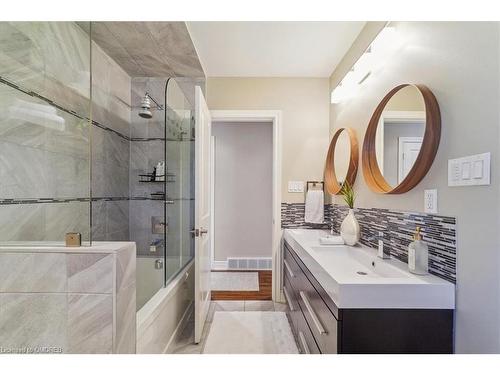544 Maplehill Drive, Burlington, ON - Indoor Photo Showing Bathroom