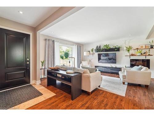 544 Maplehill Drive, Burlington, ON - Indoor Photo Showing Living Room