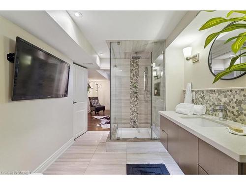 544 Maplehill Drive, Burlington, ON - Indoor Photo Showing Bathroom
