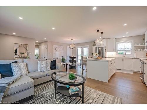 18 Alderson Drive, Hamilton, ON - Indoor Photo Showing Living Room