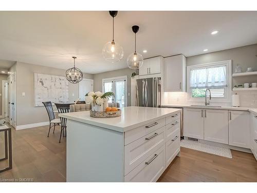 18 Alderson Drive, Hamilton, ON - Indoor Photo Showing Kitchen With Upgraded Kitchen