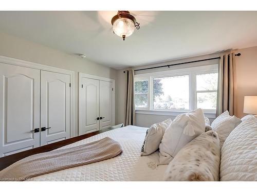 18 Alderson Drive, Hamilton, ON - Indoor Photo Showing Bedroom