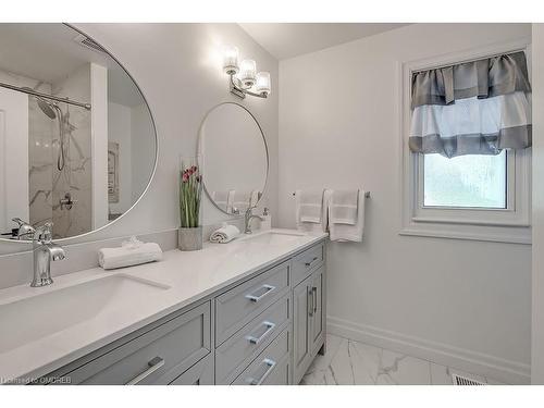 18 Alderson Drive, Hamilton, ON - Indoor Photo Showing Bathroom