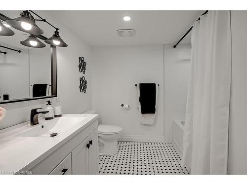 18 Alderson Drive, Hamilton, ON - Indoor Photo Showing Bathroom