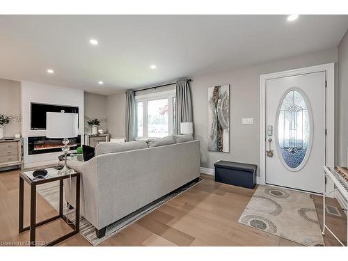 18 Alderson Drive, Hamilton, ON - Indoor Photo Showing Living Room