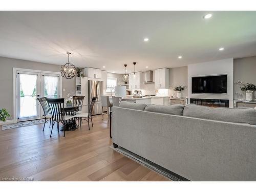 18 Alderson Drive, Hamilton, ON - Indoor Photo Showing Living Room