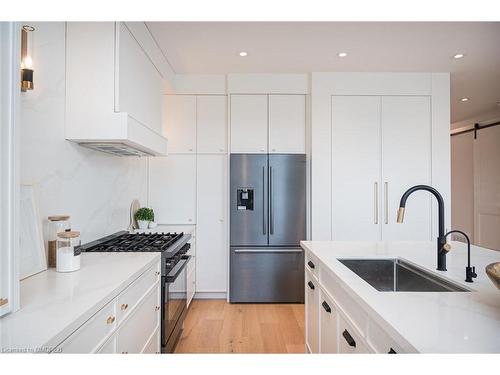 307 Martin Street, Milton, ON - Indoor Photo Showing Kitchen With Upgraded Kitchen