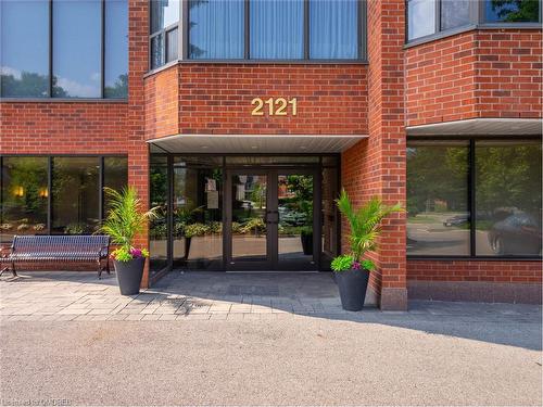 204-2121 Lakeshore Road, Burlington, ON - Outdoor