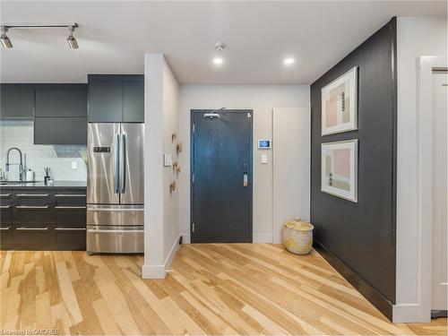 204-2121 Lakeshore Road, Burlington, ON - Indoor Photo Showing Kitchen