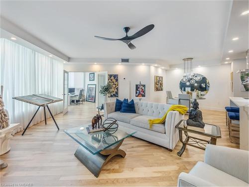 204-2121 Lakeshore Road, Burlington, ON - Indoor Photo Showing Living Room