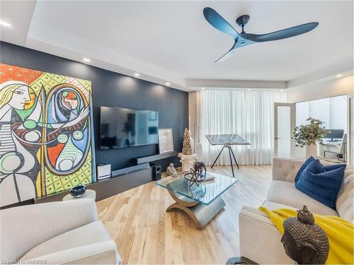 204-2121 Lakeshore Road, Burlington, ON - Indoor Photo Showing Living Room