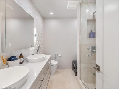 204-2121 Lakeshore Road, Burlington, ON - Indoor Photo Showing Bathroom