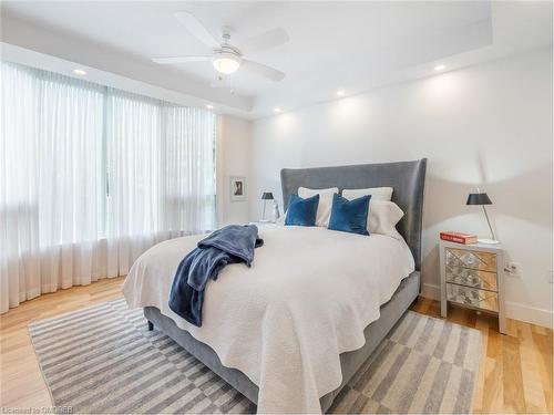 204-2121 Lakeshore Road, Burlington, ON - Indoor Photo Showing Bedroom