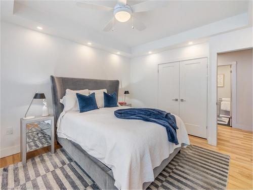 204-2121 Lakeshore Road, Burlington, ON - Indoor Photo Showing Bedroom