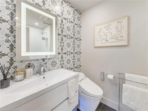 204-2121 Lakeshore Road, Burlington, ON - Indoor Photo Showing Bathroom