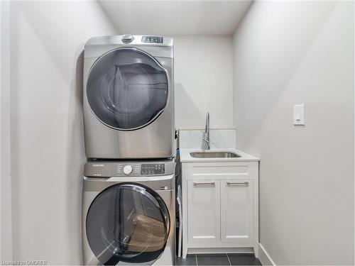 204-2121 Lakeshore Road, Burlington, ON - Indoor Photo Showing Laundry Room