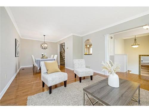 839 Merritt Drive, Milton, ON - Indoor Photo Showing Living Room