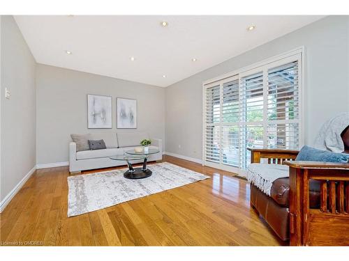 839 Merritt Drive, Milton, ON - Indoor Photo Showing Living Room