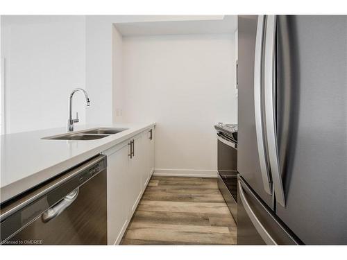 436-10 Mallard Trail, Hamilton, ON - Indoor Photo Showing Kitchen With Stainless Steel Kitchen With Double Sink With Upgraded Kitchen