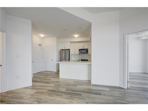 621-10 Mallard Trail, Hamilton, ON - Indoor Photo Showing Kitchen