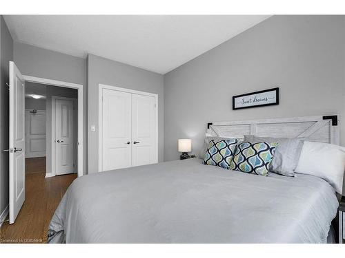 208-33 Whitmer Street, Milton, ON - Indoor Photo Showing Bedroom
