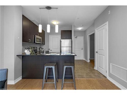 208-33 Whitmer Street, Milton, ON - Indoor Photo Showing Kitchen With Upgraded Kitchen