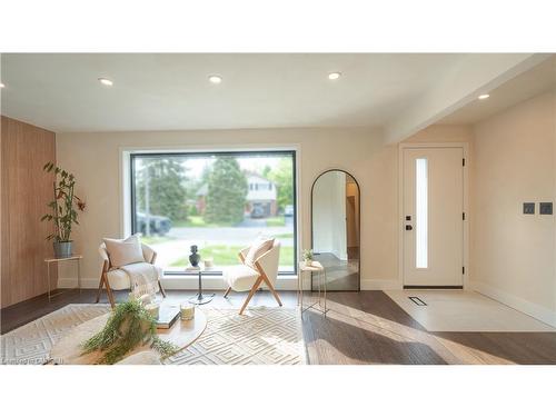 5411 Murray Crescent, Burlington, ON - Indoor Photo Showing Living Room