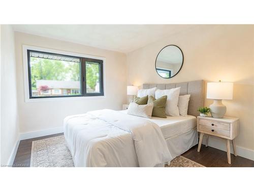 5411 Murray Crescent, Burlington, ON - Indoor Photo Showing Bedroom